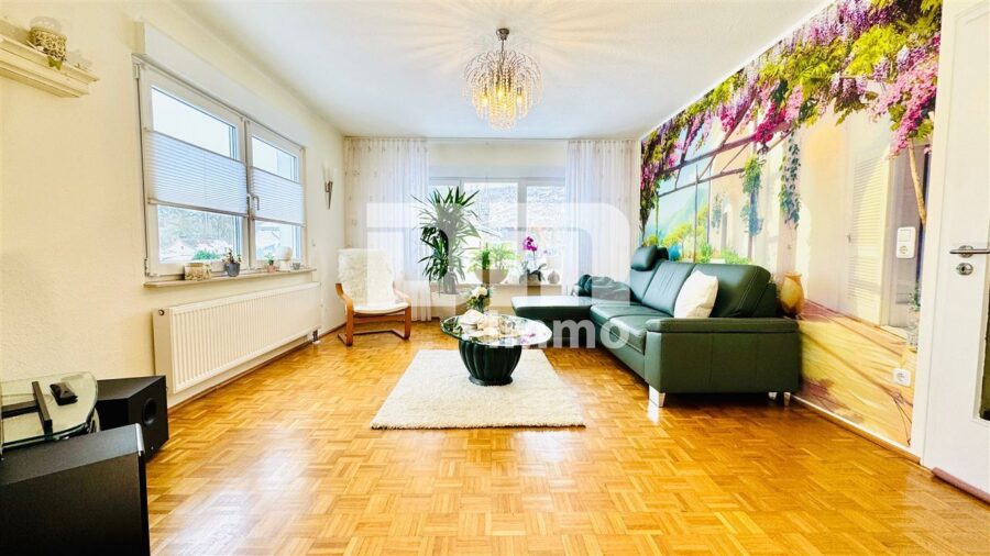 Umfangreich saniertes Ein- bis Zweifamilienhaus in idyllischer Ortsrandlage - EG Wohn / Esszimmer offen